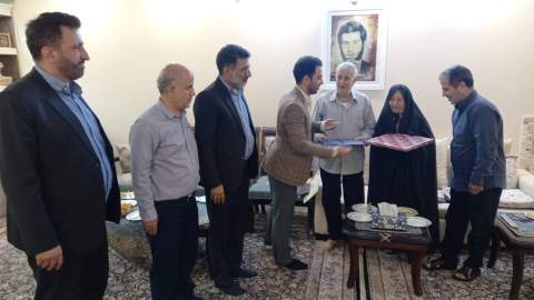 دیدار مشاور امور جوانان کمیته امداد استان تهران با خانواده شهید « غلامرضا تاجیک »