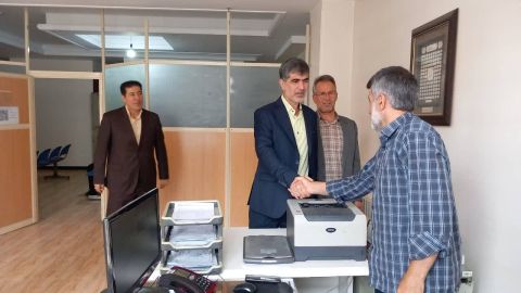 بازدید فرماندار ملارد از اداره کمیته امداد/ تأکید بر مشاغل خانگی و پذیرش حمایت از دو یتیم