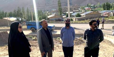 بازدید مسئولان فیروزکوه از روند ساخت واحد مسکونی برای مددجوی کمیته امداد در روستای طرود