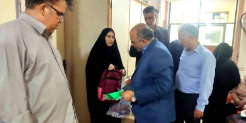 بازدید مدیرکل کمیته امداد استان تهران از روند توزیع بسته‌های تحصیلی در رباط‌کریم